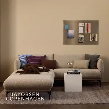 Helles Sofa mit Longchair und Sessel auf Teppich, Schriftzug JAKOBSEN COPENHAGEN links unten